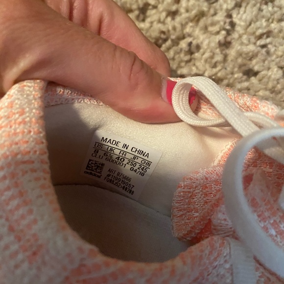 Women’s adidas tennis shoe - Picture 3 of 3